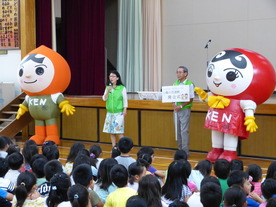 画像:小学校での人権啓発活動