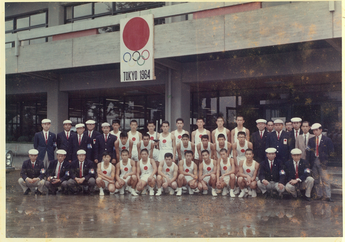 画像:オリンピック聖火リレー走者として福生役場前で(石川さんは中段左から2人目)