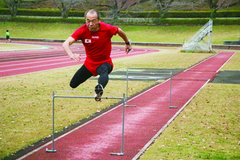 ハードルを飛び越える相羽さん