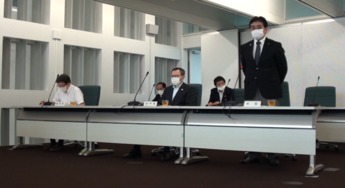 写真:臨時記者会見