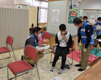 写真:訓練の様子(医師による模擬患者への診察)