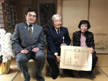 写真:元福生市議会議員への旭日単光章受章伝達