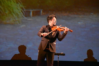 写真:山内達哉氏による演奏