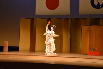 写真:花柳秀衛氏による舞踊