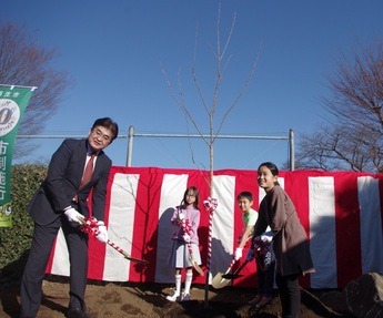 写真:旧ヤマジュウ田村家住宅記念植樹式