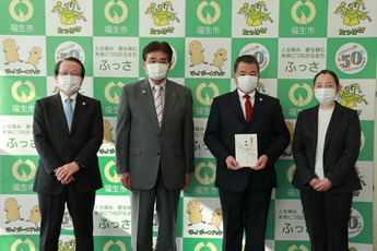 写真:トヨタ西東京カローラ株式会社からのお散歩カー寄贈式