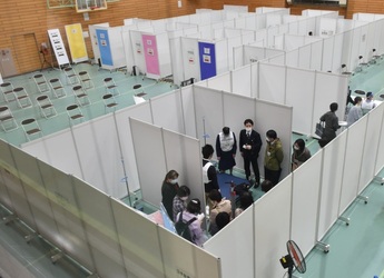 写真:集団接種会場