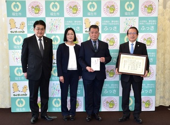 写真:トヨタ西東京カローラ株式会社からのお散歩カー寄贈式