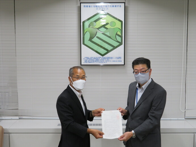 写真：小林横田基地対策特別委員長から藤井防衛省地方協力局東日本協力課へ要請 