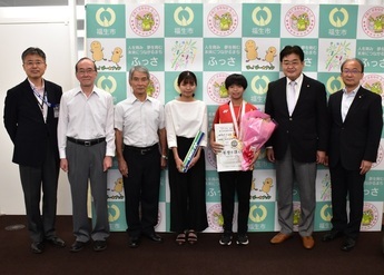 写真:全国中学校バドミントン大会優勝報告
