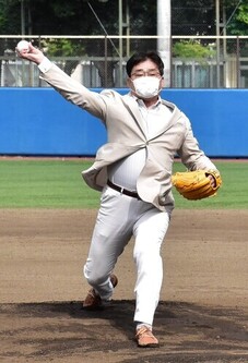写真:始球式