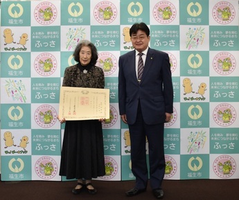 写真:紺綬褒章受章伝達式