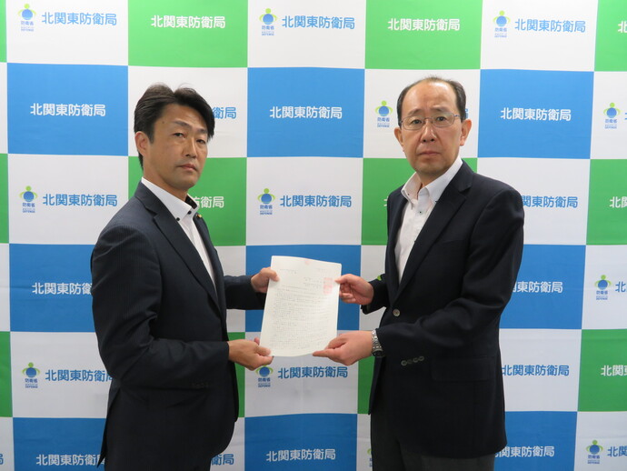 写真:佐藤横田基地対策特別委員長から二又北関東防衛局長へ要請