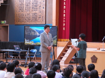 写真:福生第一小学校創立150周年記念特別授業「ようこそ先輩」
