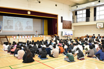 写真:福生第二小学校150周年事業市長講演会
