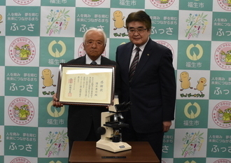 写真:大型双眼顕微鏡寄贈式