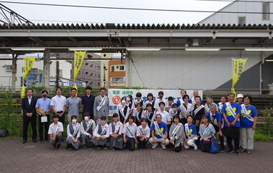 写真:社会を明るくする運動駅頭活動(牛浜駅)