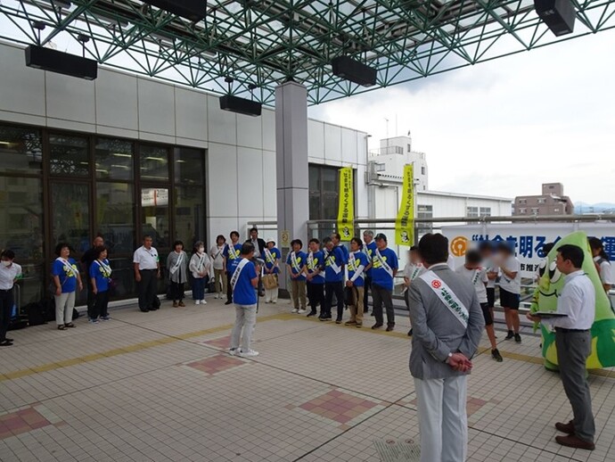 駅頭啓発活動の様子(福生駅)