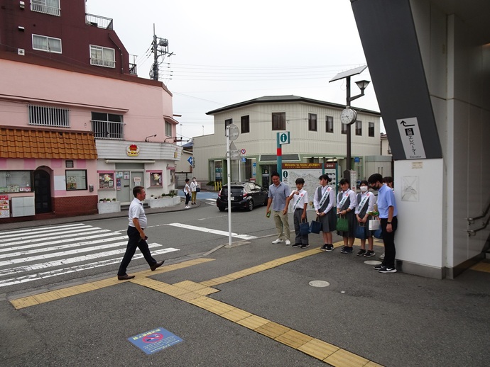 駅頭啓発活動の様子(牛浜駅)