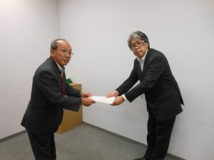 写真:末次横田基地対策特別委員長と古屋防衛省地方協力局地方調整課長