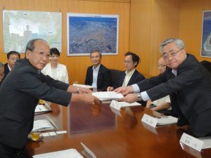 写真:末次横田基地対策特別委員長と渡邉北関東防衛局長