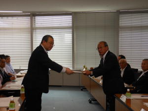 写真：末次横田基地対策特別委員長と佐竹北関東防衛局長