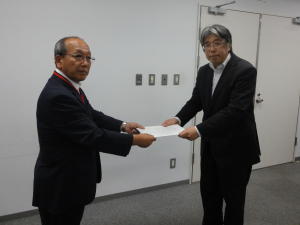 写真：末次横田基地対策特別委員長と古屋防衛省地方協力局地方調整課長
