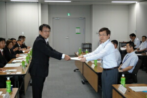 写真：杉山横田基地対策特別委員長と鈴木北関東防衛局長