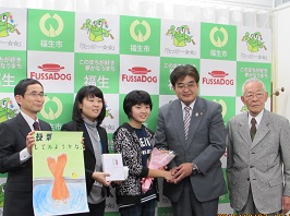 写真:「明るい選挙ポスターコンクール」受賞報告