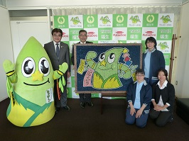 写真:「たっけー☆☆ロールペーパーアート」寄贈式
