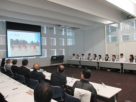 写真:青少年海外派遣帰国報告会