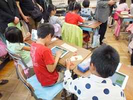 写真:タブレット学習