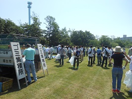 写真:多摩川河川清掃
