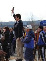 写真:スターターを務める市長