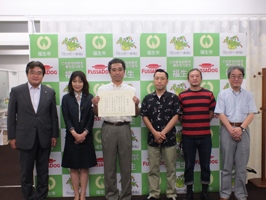 写真:相武国道事務所から横田基地前商店街連絡協議会への感謝状贈呈式