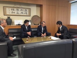 写真：東京都市長会から厚生労働大臣への要請行動