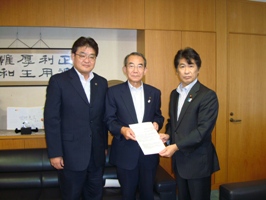 写真:要請書を手渡し