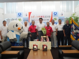 写真:ソフトボールチーム「オール福生」全国大会出場報告