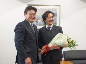 写真：テノール歌手又吉秀樹さん市長訪問