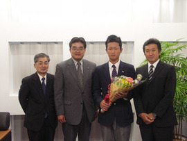 写真：（左から）宮城教育長、市長、中嶋さん、上田第二中学校長