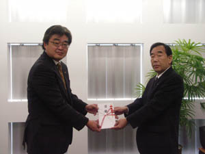 写真：日本赤十字社へ義援金受渡し