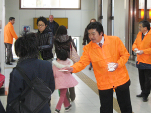 写真:レジ袋削減キャンペーン駅頭活動