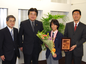 写真:福生第二中学校2年生大東直樹さん市長訪問