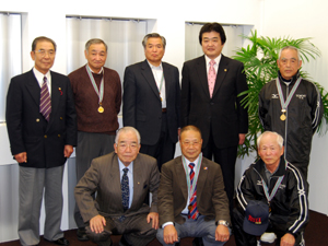 写真:ソフトボールチーム「オール福生シニア」市長訪問