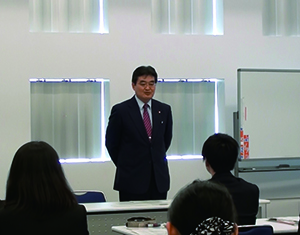 写真:新人職員研修での市長