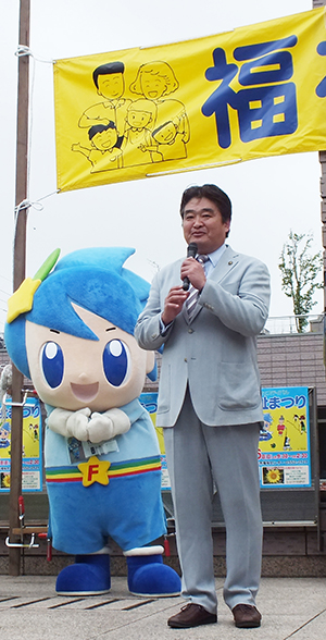 写真:福祉まつりでの市長
