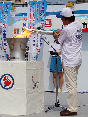 写真:国体炬火(きょか)イベントでの市長