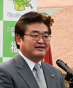 写真:消防ポンプ自動車引渡式での市長