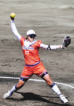 写真：国体リハーサル大会で力投する上野投手