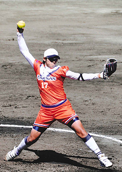 写真:国体リハーサル大会で力投する上野投手